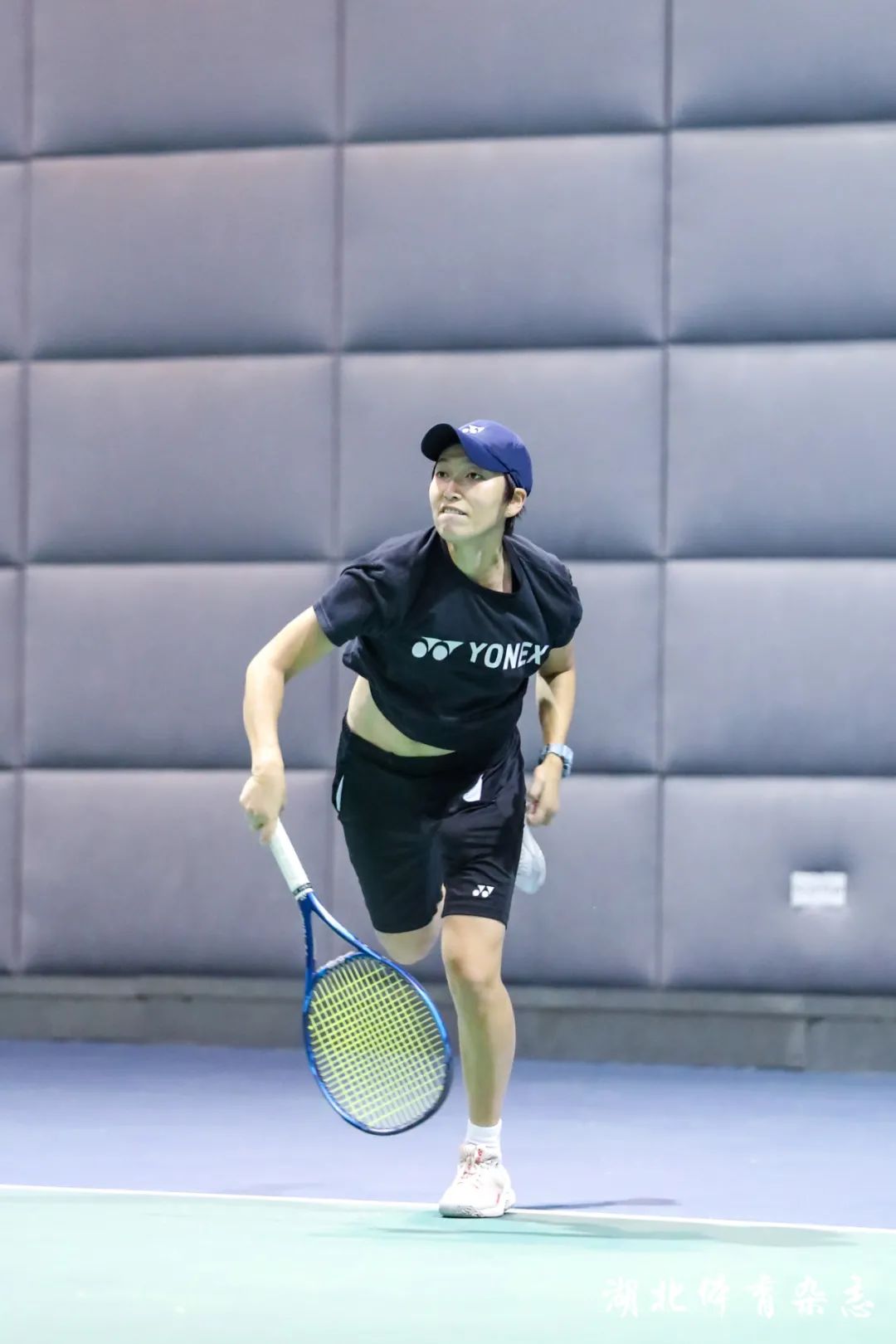 起来有些尴 起来有些尴